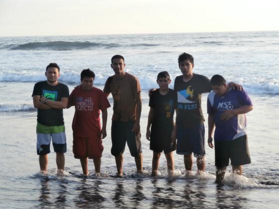 Tio Nestor, Luis, Tio Julio, Jonathan, Jansen y Pinto disfrutando en la playa.